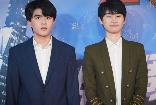 doinb西装上台糖小幽有些人看起来光鲜实际穿着我的加绒裤