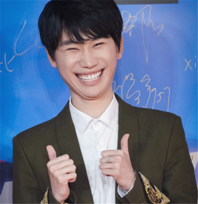 doinb西装上台糖小幽有些人看起来光鲜实际穿着我的加绒裤