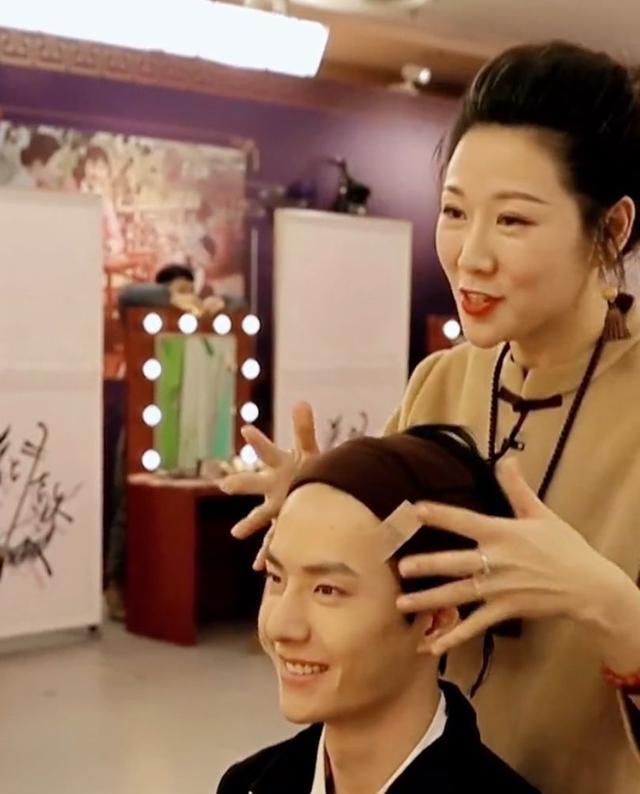 王一博后台化妆戴发带和女化妆师聊嗨了全程笑得太开心