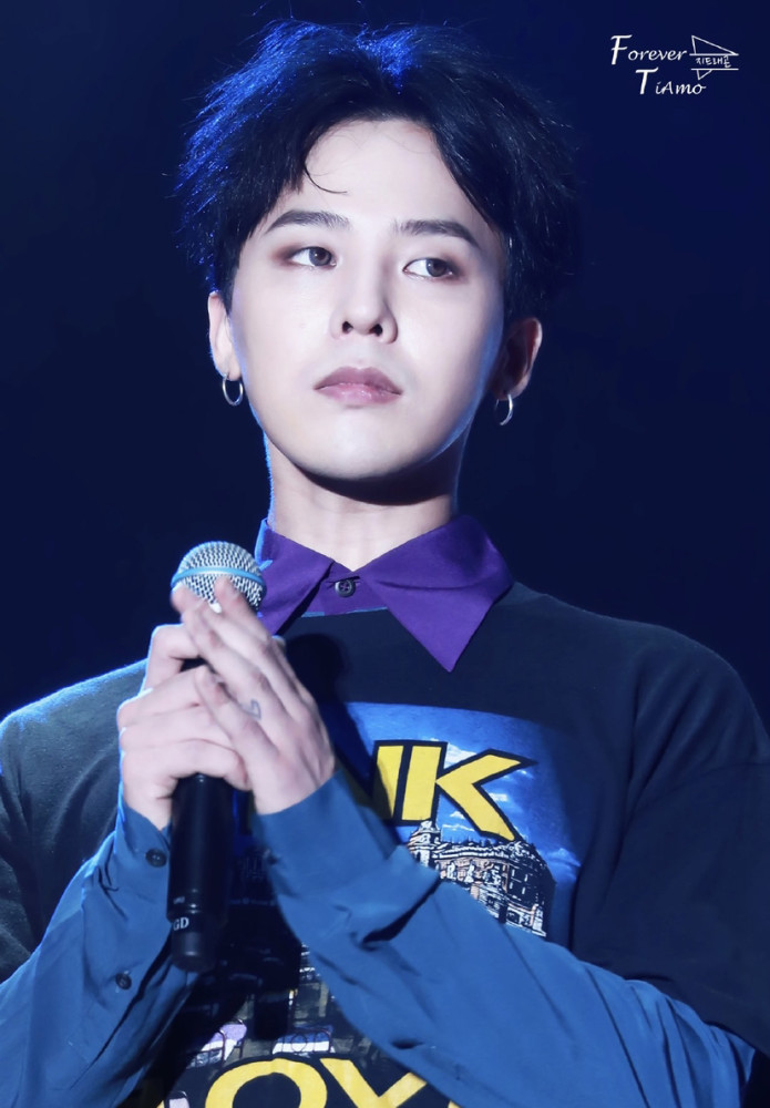 想看舞台上的权志龙,银发蓝西装永远的神!