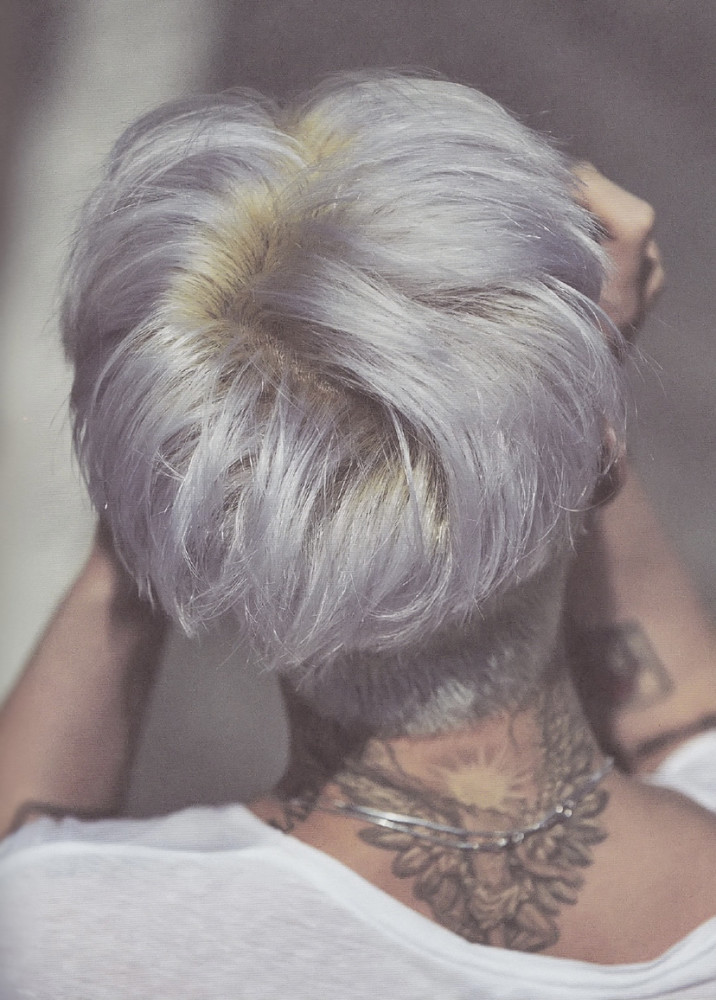 想看舞台上的权志龙,银发蓝西装永远的神!