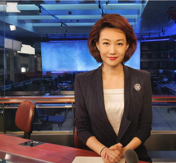 央视淘气包李梓萌,出身优越,为何43岁依旧愁嫁?你看她老爸是谁