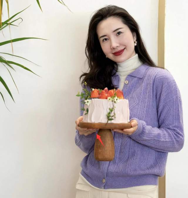 董花花戴尾戒疑暗示离婚张大奕狂删毛豆凡等评论心虚了