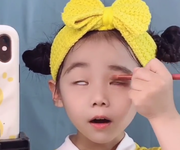 小学生化了款颜值淡妆后,居然让成年女生都另眼相看,男生:完全不敢信