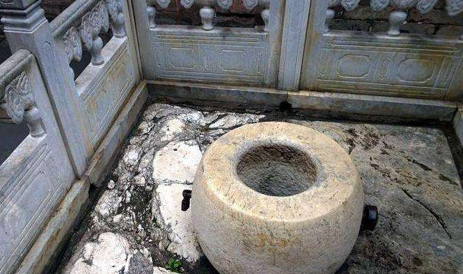 故宫珍妃井的井口狭窄,头都塞不下,慈禧是如何把珍妃推下去的?