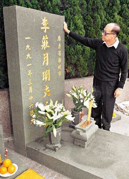 如今在2021年,李嘉诚在92岁的高龄,依旧心中挂念自己的发妻庄明月,还