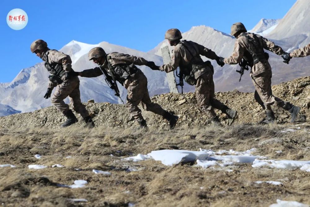 新年伊始邊防軍人踏上巡邏路