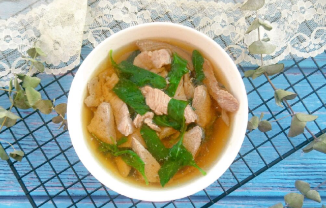 【猪肝肉片枸杞叶汤的具体做法】选购食材:选购150克猪肝(猪肝是动物