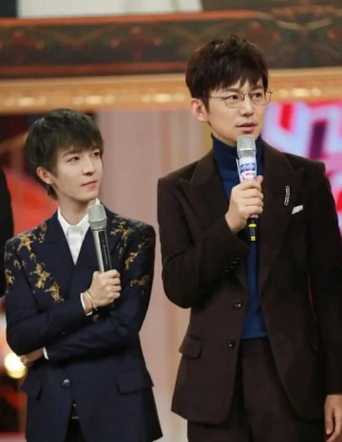 有种"尴尬"叫何炅郭敬明同台,身高差很亮眼,网友:像俩小孩_腾讯新闻