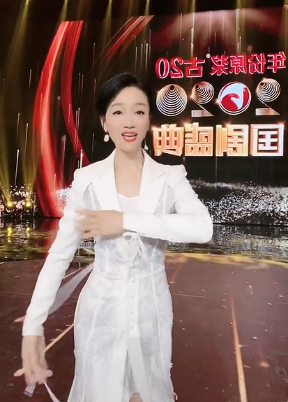 安徽台一姐周群跳舞太嗨47岁身姿曼妙长腿吸睛生三娃没变样