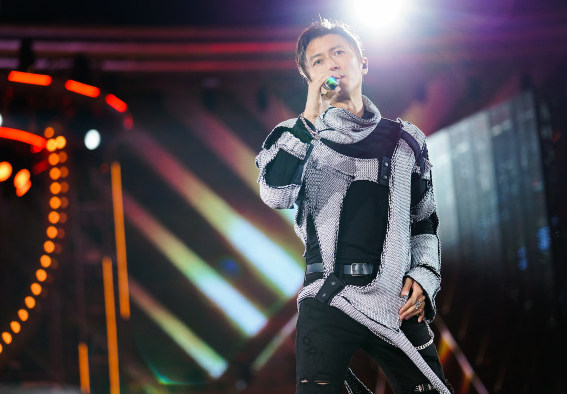 谢霆锋已经40岁的年纪依旧十分的帅气阳光,十分的耀眼,但是在演唱歌曲