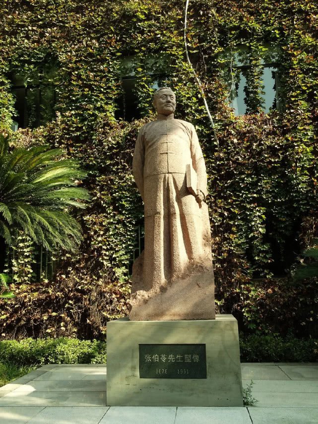 南开大学部先迁长沙,继迁昆明,与北大,清华合组成西南联大,张伯苓任校