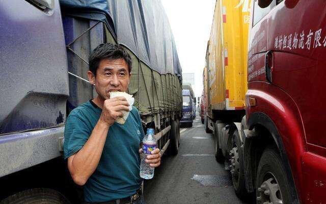 为何货车司机都不愿意去服务区吃饭?车主:不是吃不起是赔不起