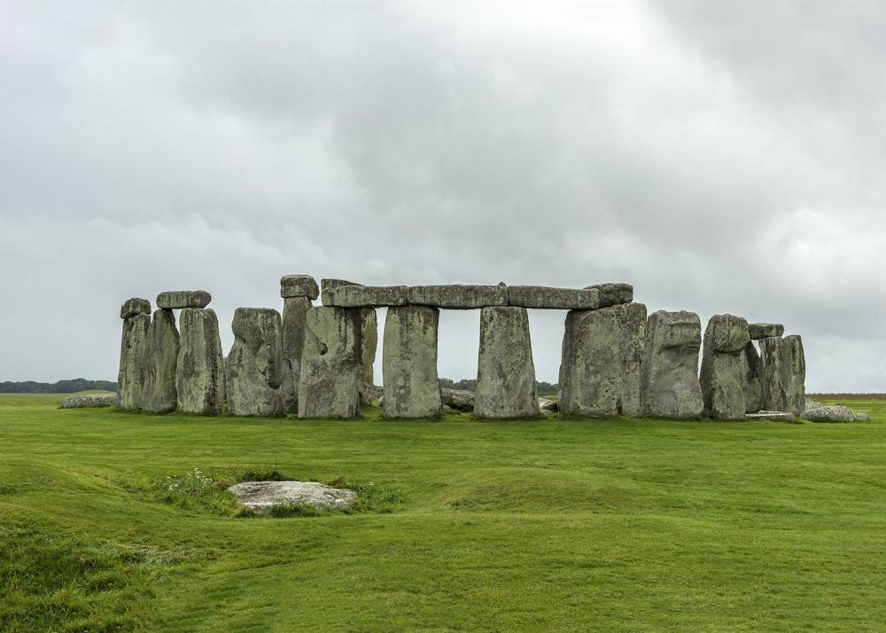 现实中,英国巨石阵,复活节岛石像,金字塔,这些经典巨石,至今也覆盖着