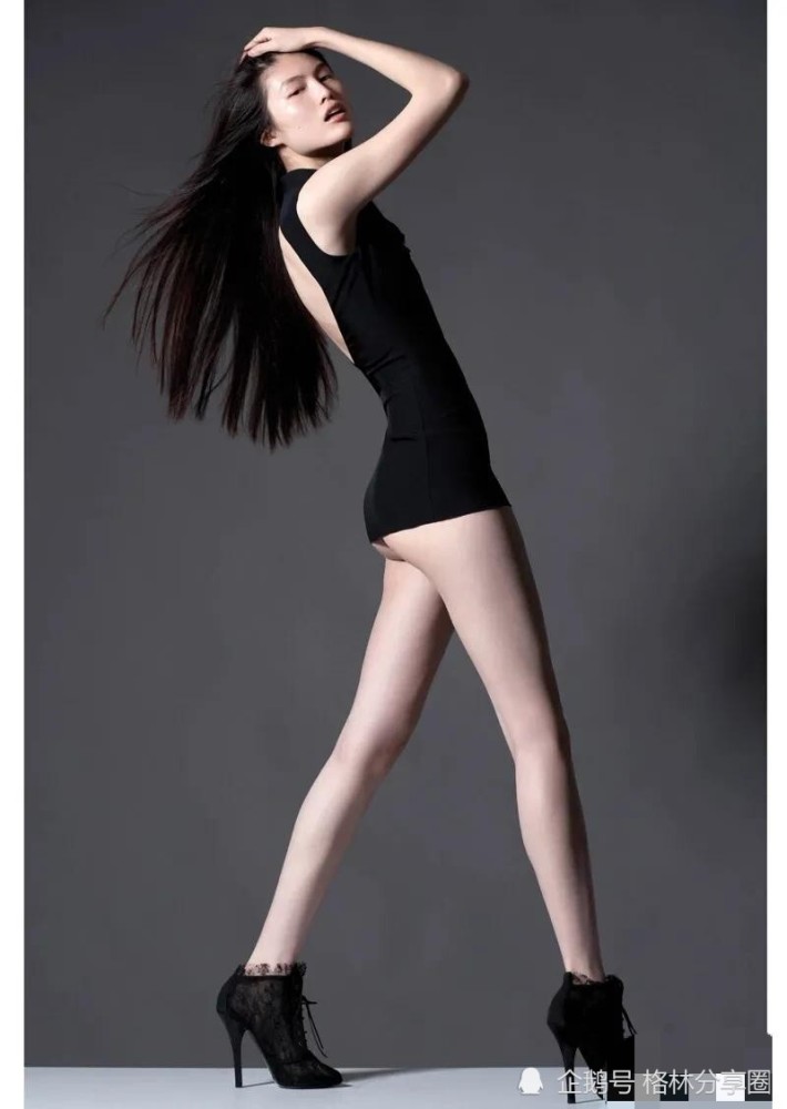 维密超模齐聚私人游艇跨年嫩模何穗微博发文秀身材2021元气加满了