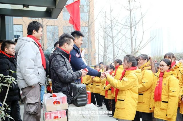 聯考必勝學校為每位孩子專屬定製了助威可樂黑馬聯考誓師大會視頻勇往