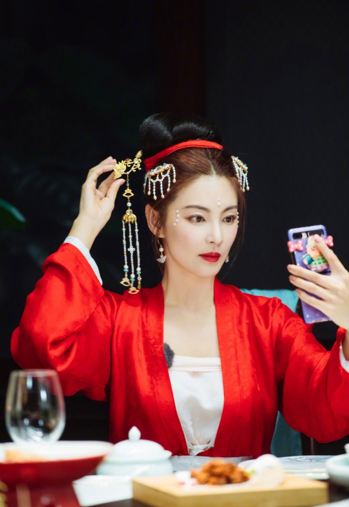 张雨绮妖猫造型妖艳妩媚,蓝羽毛俏皮可爱,贝斯女王解锁更多技能