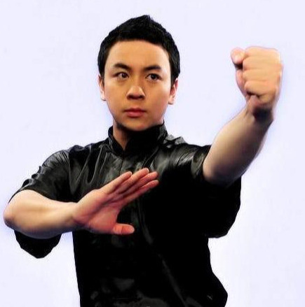 出身武术世家的释小龙,与何洁分手后,为何32岁仍单身未婚?