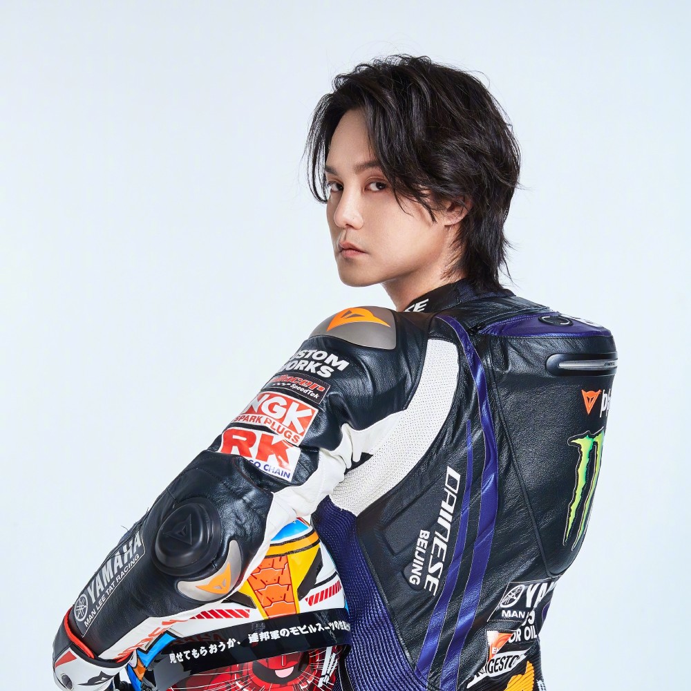 尹正壁纸头像真的超有范