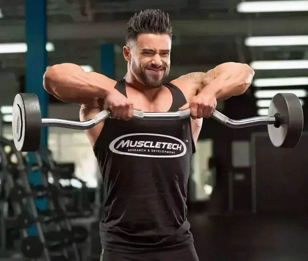 杠铃直立划船,也就是杠铃提拉,很多人都会用它来锻炼肩膀.