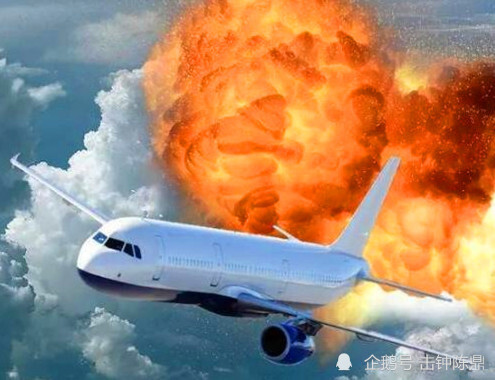 飞机解体爆炸图片