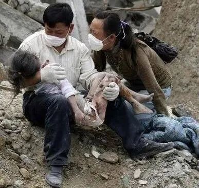 易烊千玺妈妈一句话惹2000万人泪崩为爱你的人好好活着才是人间真相