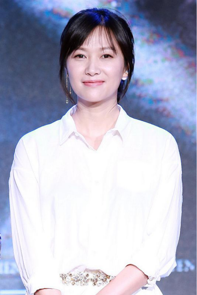 徐静蕾长相显嫩,穿白衬衫玩下衣失踪,一双笔直长腿比衣服更吸睛