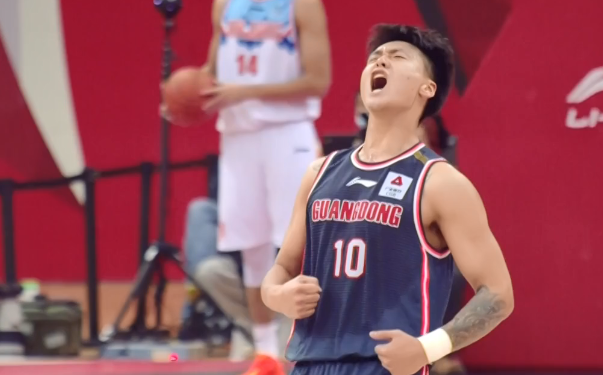 赵睿突破单手完成劈扣点燃替补席胡明轩抱头不敢相信