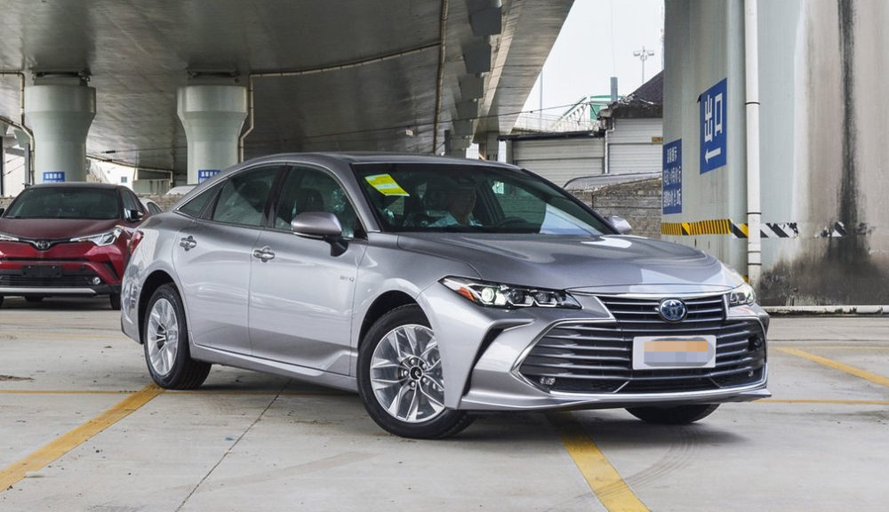 24万提了辆丰田亚洲龙,2个月再开凯美瑞,车主直言:差距明显_腾讯新闻