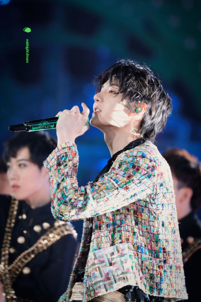 帅气的跨年夜王一博