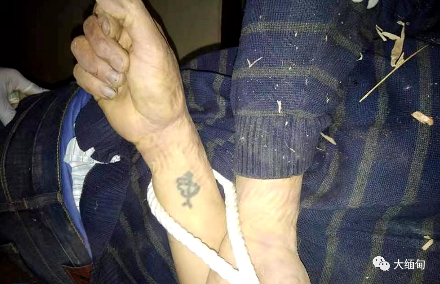 消息称,死亡男子年龄是35岁左右,其颈部有绳子勒住,双手被绳子反绑在