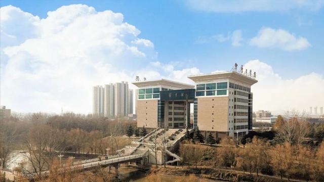 中原工学院位于河南省郑州市,学校始建于1955年,原名郑州纺织工学院