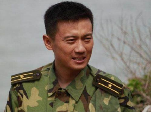 从《我是特种兵》开始,剧中他所饰演的陈排,是一个军事素质过硬,对