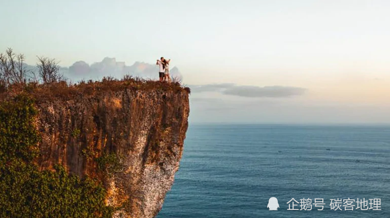 作死求婚:200米悬崖之巅求婚双双坠落,浪漫瞬间变悲剧,悲剧再变奇迹