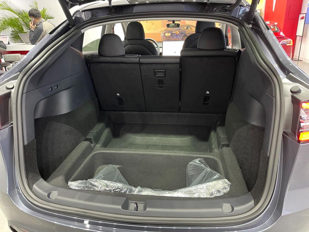 特斯拉中国版model y开箱上手体验,34w到底香不香?_腾讯新闻