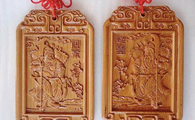 "这其中的"桃符",就是桃木板,上面写着字,这是春联的雏形.