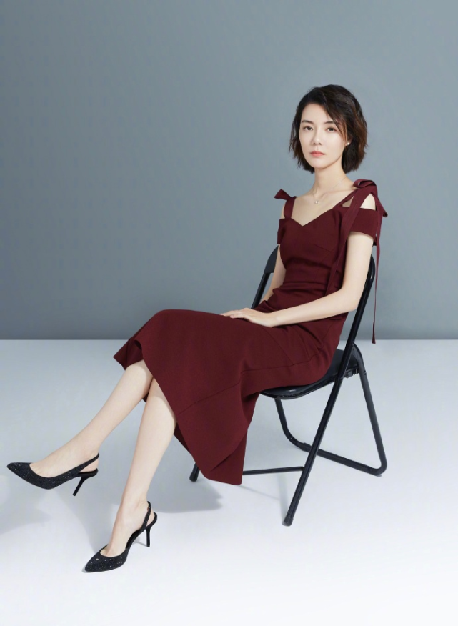 车晓厉害了,穿一件裸色连衣裙出席活动,看上去十分的温和淡雅