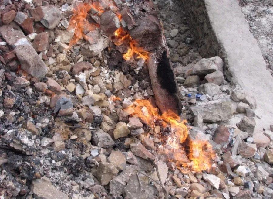 重庆有座神奇的地火村,平地上冒火60年从不熄灭,村民用它来煮饭_腾讯