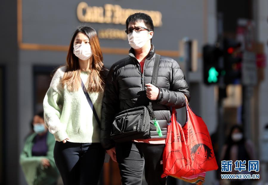 2021年1月2日,在香港街头,人们佩戴口罩出行.新华社记者 吴晓初 摄