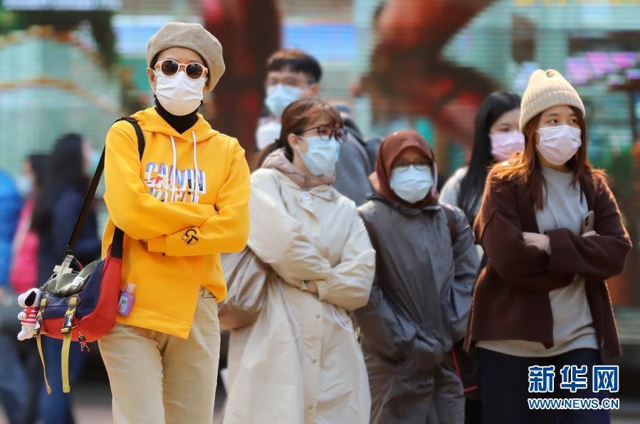 这是在香港一家商店拍摄的戴口罩的顾客(2021年1月2日摄).