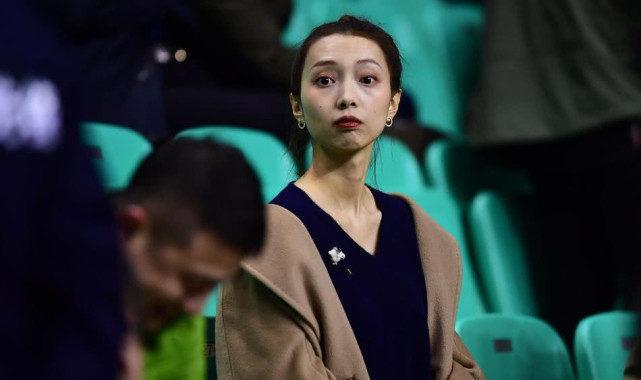 李晓旭是真正富二代,但仍然为篮球拼洒热血,妻子更堪称佳人