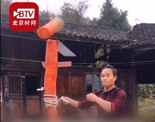 小伙5米外飞扑克削开易拉罐