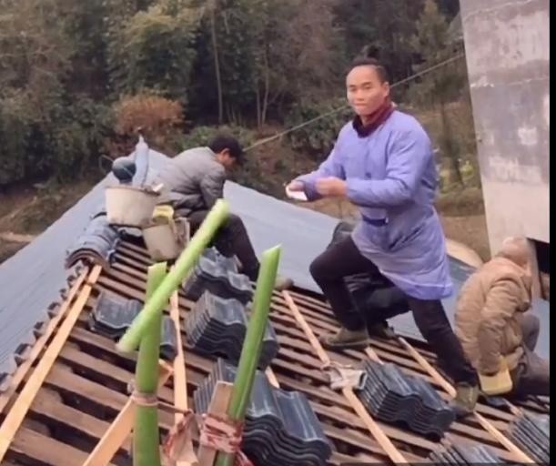 小伙5米外飞扑克削开易拉罐