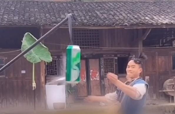 小伙5米外飞扑克削开易拉罐