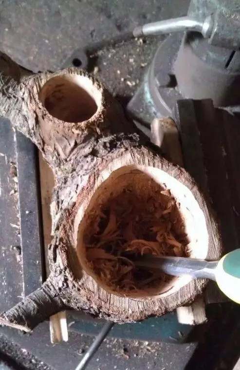 老木匠慧眼识才,一段梨树橛子捡回来露一手