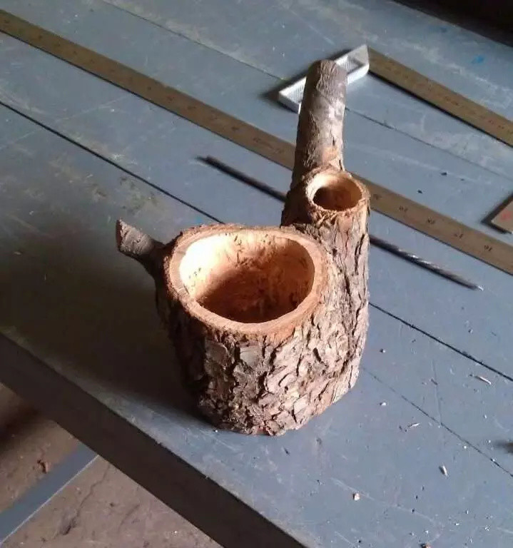 老木匠慧眼识才,一段梨树橛子捡回来露一手