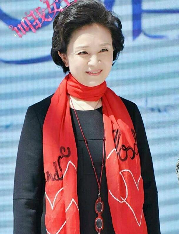 62歲老演員劉莉莉真潮!老花鏡不戴掛脖上,奶奶輩的