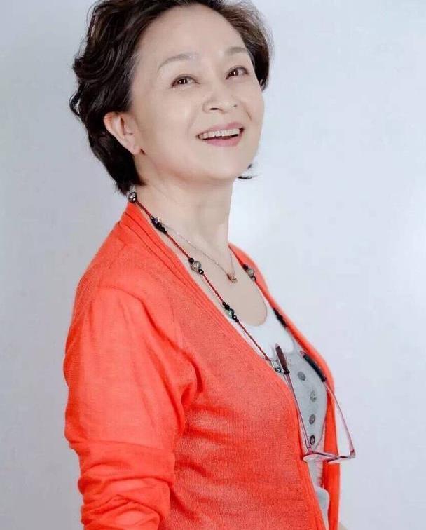 62歲老演員劉莉莉真潮!老花鏡不戴掛脖上,奶奶輩的