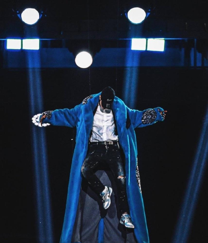 王一博身穿tike孤品,官方秒认领,吊威亚出场霸气难当