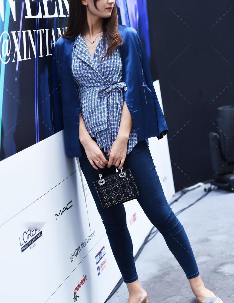 深蓝色丝绸西装外套,搭配蓝色牛仔裤,时尚优雅